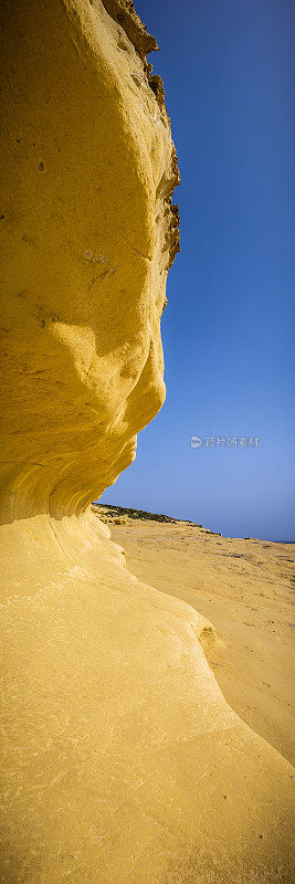 悬崖，石灰石的“波浪”，Xlendi塔附近，Ras il-Bajda, Xlendi, Gozo，马耳他